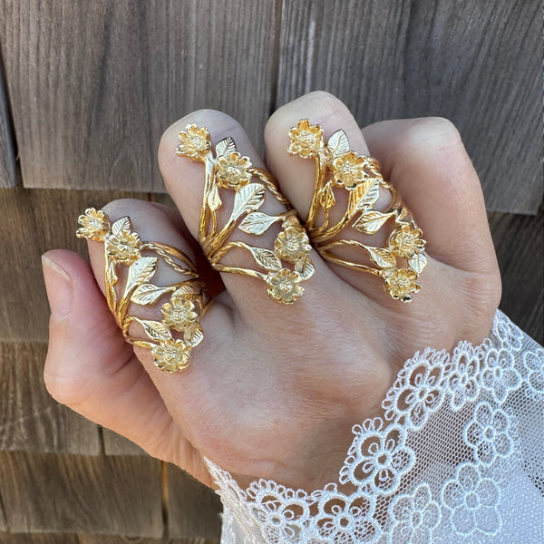 Anillo de vid floral con flores de margarita / hecho a mano por Ivry Belle Jewelry