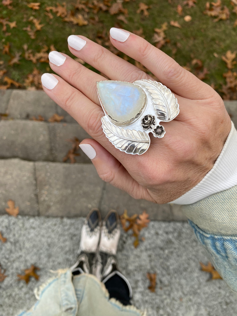 Anillo de piedra lunar floral Harvest Moon / Hecho a mano por Ivry Belle Jewelry