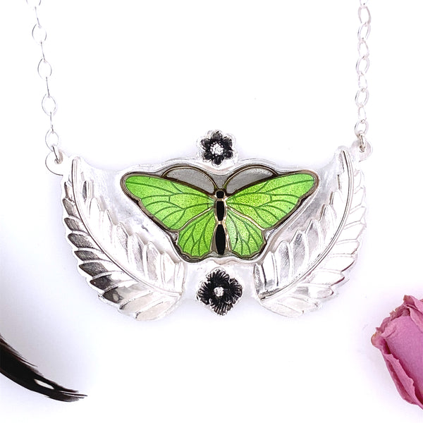 Collar colgante de mariposa verde / hecho a mano por Ivry Belle Jewelry