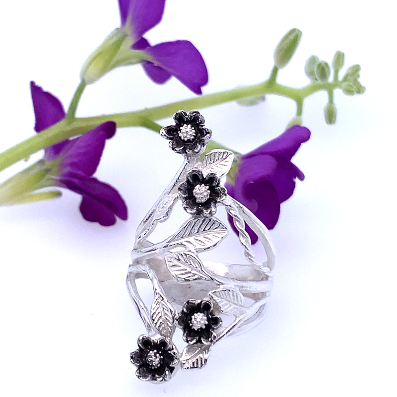 Anillo de vid floral con flores de margarita / hecho a mano por Ivry Belle Jewelry