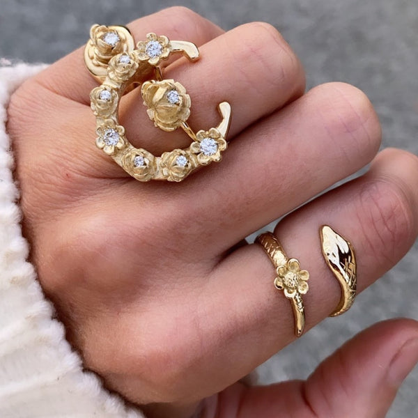 Anillo de herradura de oro de 14 k con diamantes / hecho a mano por Ivry Belle Jewelry