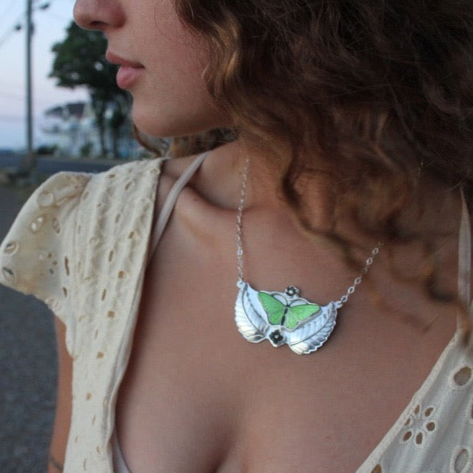 Collar colgante de mariposa verde / hecho a mano por Ivry Belle Jewelry