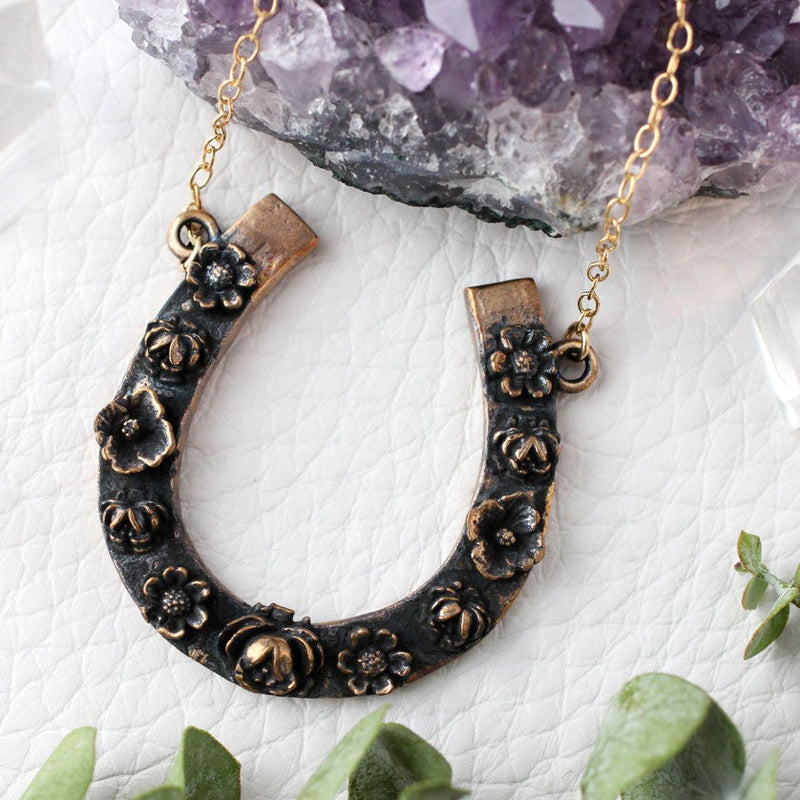 horseshoe pendant necklace with daisy flowers