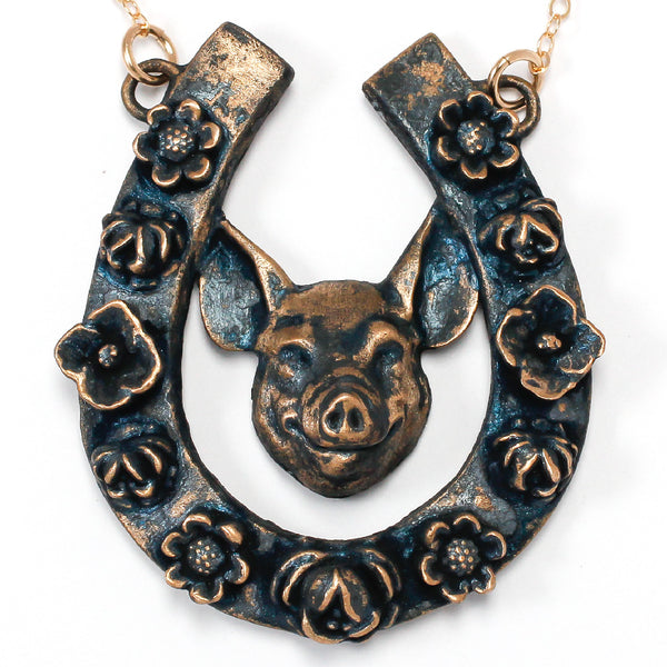 Colgante de herradura con cerdo / Colgante de herradura con cerdo hecho por Ivry Belle Jewelry