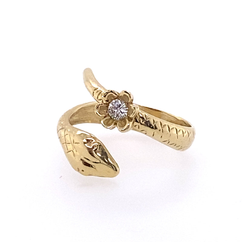 Anillo de serpiente de oro de 14 k con diamante / hecho a mano por Ivry Belle Jewelry