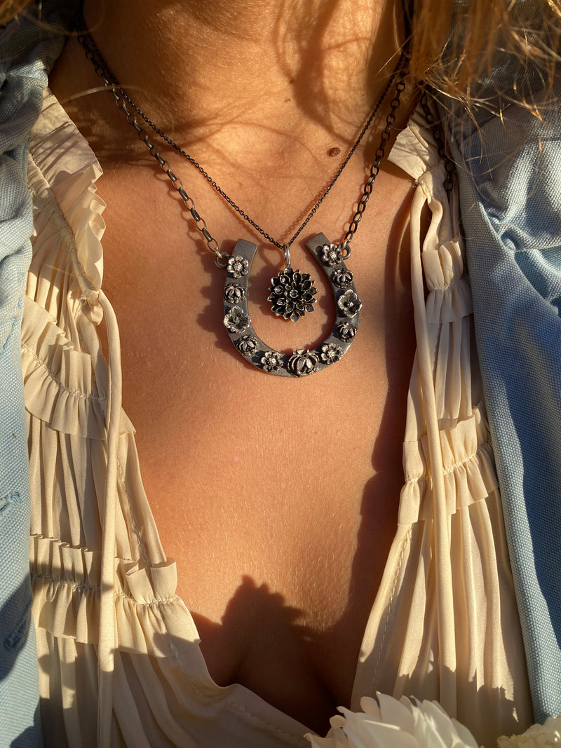Collar Dahlia / Collar Dahlia hecho por Ivry Belle Jewelry